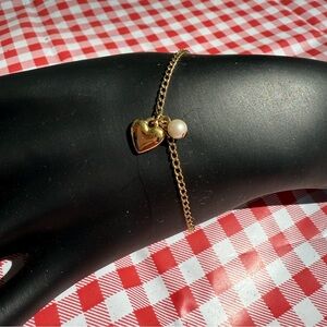 Avon “Sentimental Accent” Goldtone Heart Bracelet with Pearl Accent large NIB